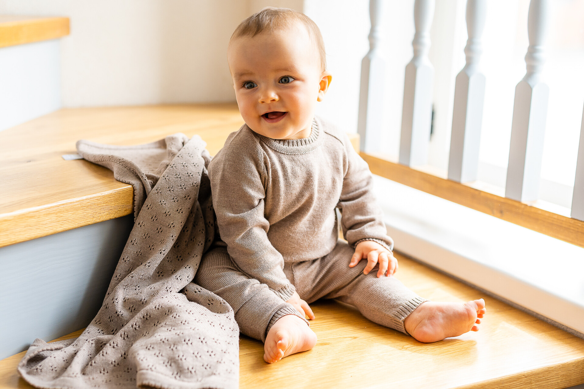 Light and comfortable fine knit leggings for babies and children. Comfortable to wear in every season, from winter to summer.  