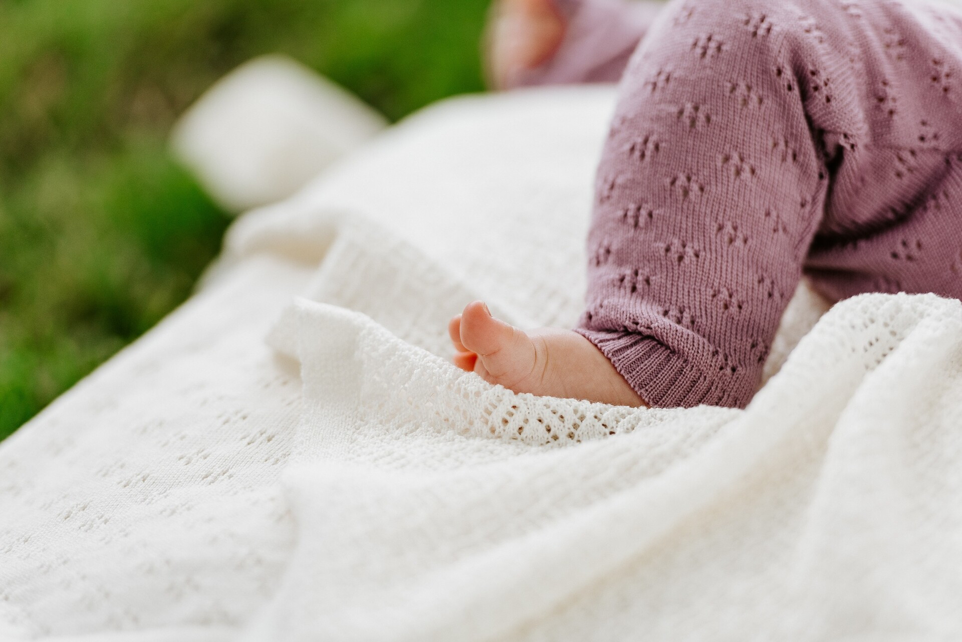 A soft and luxurious baby blanket in combination with our DELIGHT bonnet is an ideal baby shower gift. 